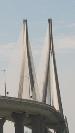 Vertikales-Video-Der-Bandra-Worli-Sealink-Brücke-über-Dem-Meer-In-Mumbai,-Indien