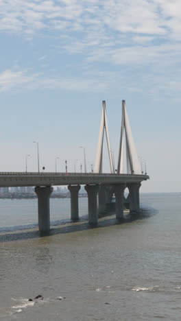 Vídeo-Vertical-Del-Puente-Sealink-Bandra-Worli-Sobre-El-Mar-En-Mumbai,-India