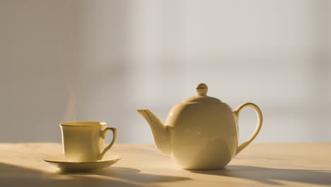 Studioaufnahme-Der-Zubereitung-Einer-Traditionellen-Britischen-Tasse-Tee-Mit-Teekanne-3