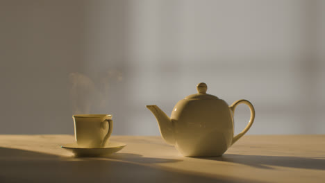 Studioaufnahme-Der-Zubereitung-Einer-Traditionellen-Britischen-Tasse-Tee-Mit-Teekanne-5
