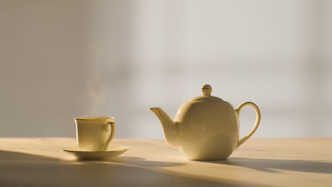 Studioaufnahme-Der-Zubereitung-Einer-Traditionellen-Britischen-Tasse-Tee-Mit-Teekanne-6