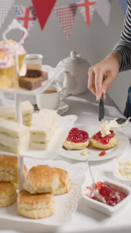 Foto-De-Estudio-De-Vídeo-Vertical-De-Una-Persona-Comiendo-Té-Tradicional-Británico-De-La-Tarde-Con-Crema-De-Bollos-Y-Mermelada-1