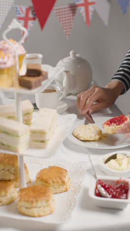 Foto-De-Estudio-De-Vídeo-Vertical-De-Una-Persona-Comiendo-Té-Tradicional-Británico-De-La-Tarde-Con-Crema-De-Bollos-Y-Mermelada-2