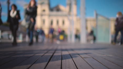 Flacher-Fokus-Menschen-Auf-Der-Brücke