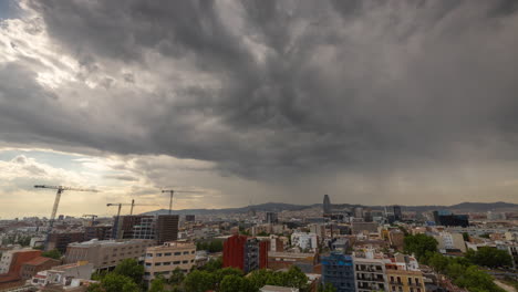 Zeitraffer-Der-Skyline-Von-Barcelona-Mit-Vorbeiziehenden-Wolken