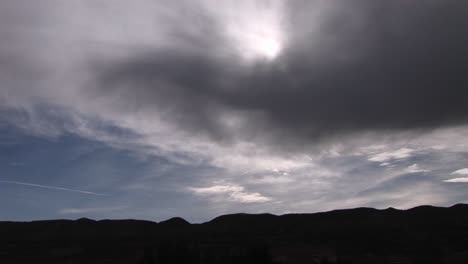 Lange-Aufnahme-Von-Sonnenlicht,-Das-Durch-Gewitterwolken-Scheint-Shining