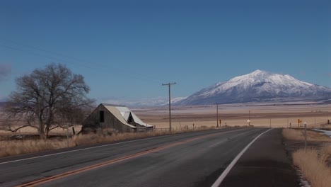 Totale-Einer-Verlassenen-Scheune-Neben-Einer-Autobahn-Im-Süden-Von-Utah
