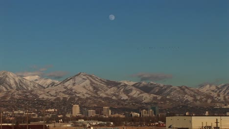 Totale-Aufnahme-Von-Salt-Lake-City,-Utah-Mit-Dem-Mond,-Der-Dahinter-Aufgeht