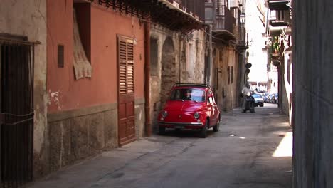 Autos-Parken-Entlang-Von-Steingebäuden-In-Einer-Engen-Gasse-Palermo-Italy