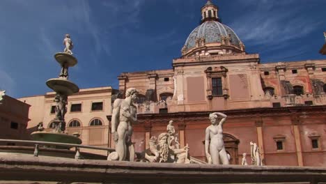 Muchas-Estatuas-Están-En-Exhibición-Fuera-De-Una-Catedral-Católica-Romana-En-Palermo,-Italia-2
