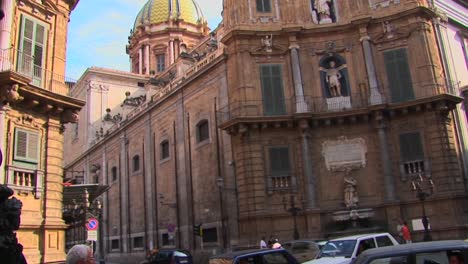 Una-Catedral-Católica-Romana-En-Palermo,-Italia,-Como-Se-Ve-En-La-Distancia-En-Una-Calle-Muy-Transitada