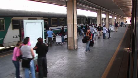 Ein-Pov-Von-Menschen,-Die-Passagieren-In-Einem-Zug-In-Palermo-Italien-Zum-Abschied-Winken