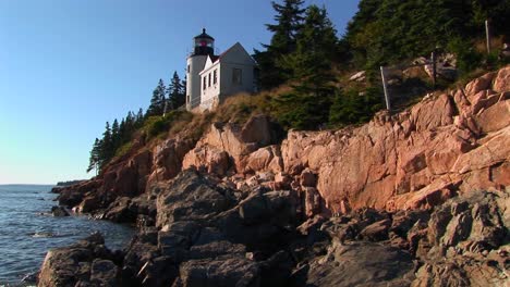 Ein-Leuchtturm-Am-Rande-Einer-Klippe-Mit-Blick-Auf-Das-Meer-In-Bass-Harbor-Leuchtturm-Maine-4