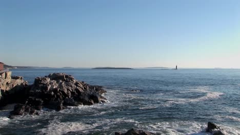 Der-Leuchtturm-Von-Portland-Head-überwacht-Den-Ozean-Von-Den-Felsen-In-Maine,-New-England-2