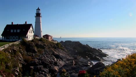 Der-Leuchtturm-Von-Portland-Head-überwacht-Den-Ozean-Von-Den-Felsen-In-Maine,-New-England-3