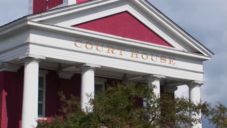 Ein-Goldenes-Schild-Markiert-Ein-Weiß-rotes-Gebäude-An-Einem-Gerichtsgebäude-In-Montpelier-Vermont