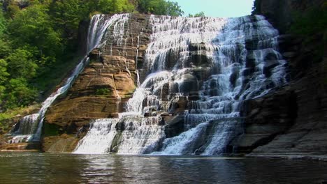 Una-Amplia-Cascada-Fluye-Sobre-Cornisas-Rocosas-En-Ithaca-Falls,-Nueva-York