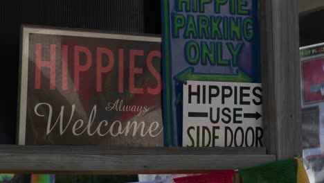 Carteles-De-Bienvenida-Hippie-En-Un-Tablón-De-Anuncios-De-Woodstock-En-Woodstock,-Nueva-York