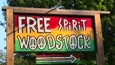 Ein-Mehrfarbiges-Woodstock-Schild-In-Woodstock-New-York