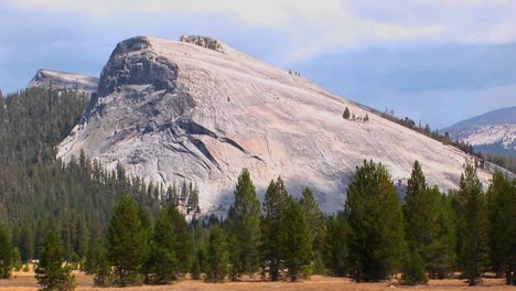 Ein-Zeitraffer-Von-Wolkenschatten,-Die-Sich-über-Einen-Felsigen-Berg-Im-Yosemite-Nationalpark-Bewegen