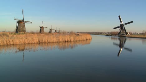 Windmühlen-Säumen-Einen-Kanal-In-Holland