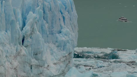 Un-Barco-Se-Encuentra-Cerca-Del-Lado-De-Un-Glaciar-Gigante-En-La-Patagonia-Argentina-2