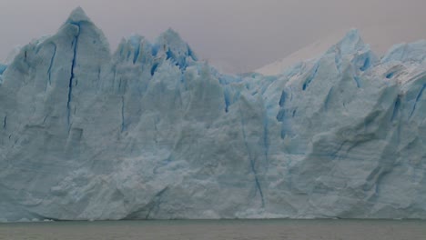 Pov-Von-Einem-Boot,-Das-Am-Rand-Eines-Gletschers-Entlang-Fährt