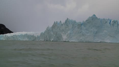 Pov-Von-Einem-Boot,-Das-Am-Rand-Eines-Gletschers-Entlang-Fährt-1