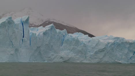 Pov-Desde-Un-Barco-Que-Viaja-Por-El-Borde-De-Un-Glaciar-2