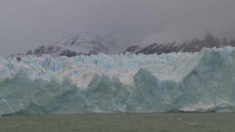 Pov-Desde-Un-Barco-Que-Viaja-Por-El-Borde-De-Un-Glaciar-3