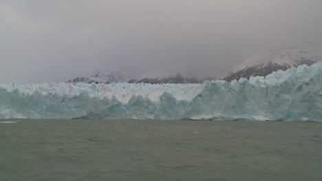 Pov-Desde-Un-Barco-Que-Viaja-Por-El-Borde-De-Un-Glaciar-4
