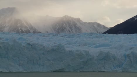 Eine-Aufnahme-Mit-Blick-über-Einen-Gletscher-Auf-Die-Berge-Im-Hintergrund