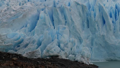 A-Das-Blaue-Eis-Eines-Gletschers