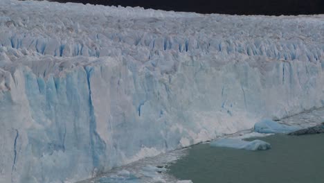 Eine-Weitwinkelaufnahme-Eines-Gletschers-In-Entfernung-1