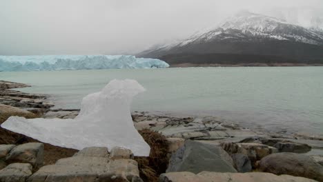 Ein-Geschmolzenes-Stück-Eines-Gletschers-Liegt-In-Dieser-Aufnahme-Auf-Trockenem-Land,-Was-Auf-Die-Globale-Erwärmung-Hindeutet