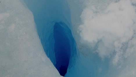 Un-Zoom-En-Un-Agujero-Azul-Profundo-En-Un-Glaciar