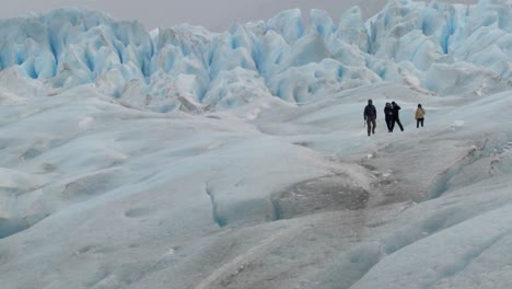 Una-Expedición-Se-Mueve-Por-Un-Paisaje-Glaciar
