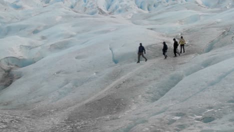 Eine-Expedition-Zieht-Durch-Eine-Gletscherlandschaft-1