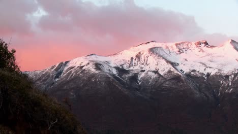 Sonnenaufgang-über-Verschneiten-Bergen