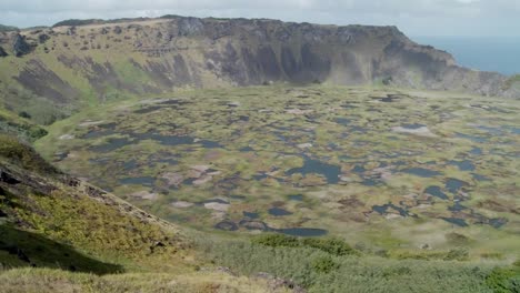 Pan-A-Través-De-Un-Inmenso-Lago-De-Cráter-De-Cono-Volcánico-En-La-Isla-De-Pascua