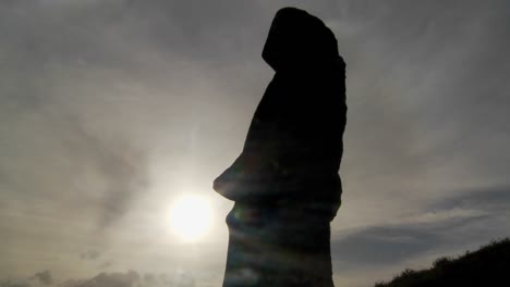 Clouds-move-behind-Easter-Island-statues-2
