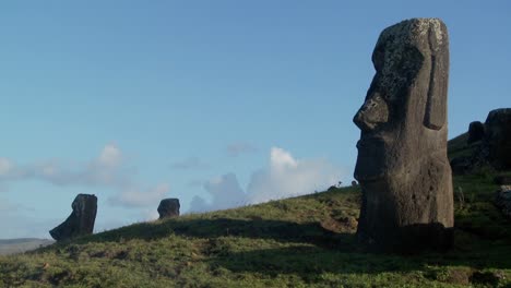 Estatuas-Inacabadas-De-Pie-En-La-Cantera-De-La-Isla-De-Pascua