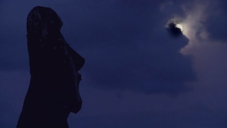 Eine-Statue-Der-Osterinsel-Ist-Im-Mondlicht-Silhouette