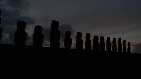 Una-Larga-Fila-De-Estatuas-Se-Recorta-En-La-Isla-De-Pascua-En-Este-Lapso-De-Tiempo