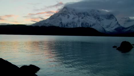 Un-Lago-Verde-En-La-Patagonia-Argentina