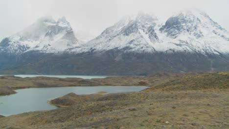 Schwenken-Sie-über-Seen-Und-Gipfel-In-Patagonien,-Argentinien