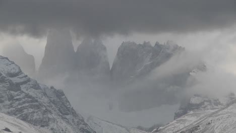 Una-Hermosa-Foto-De-Lapso-De-Tiempo-De-Nubes-Moviéndose-Sobre-Las-Montañas-En-Torres-Del-Paine,-Patagonia-Argentina