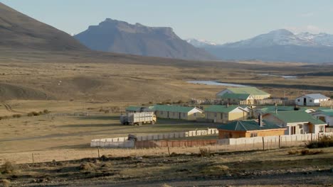 Schwenk-über-Eine-Große-Farm-In-Einer-Abgelegenen-Region-Patagoniens,-Argentinien,-Chile