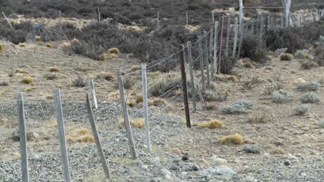 Una-Valla-Solitaria-En-Las-Llanuras-Azotadas-Por-El-Viento-De-La-Patagonia-2