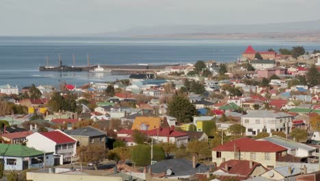 Una-Vista-Sobre-El-Puerto-Y-Los-Buques-De-Carga-En-La-Ciudad-De-Punta-Arenas,-En-El-Sur-De-Chile-1